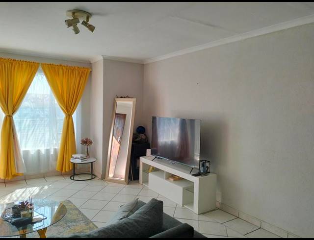 2 BEDROOM APARTMENT FOR SALE IN GLEN MARAIS